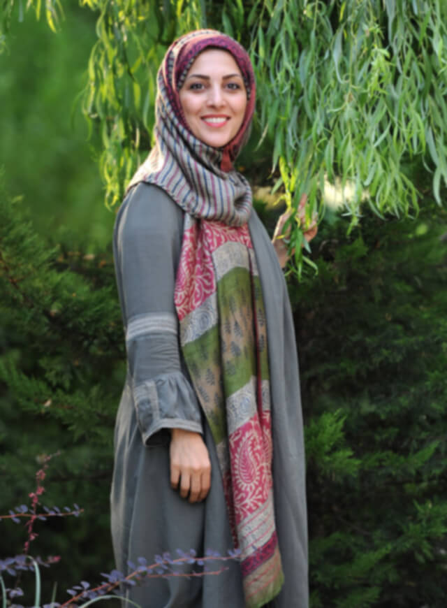 لباس تظاهر در تن مجری زار می زند …